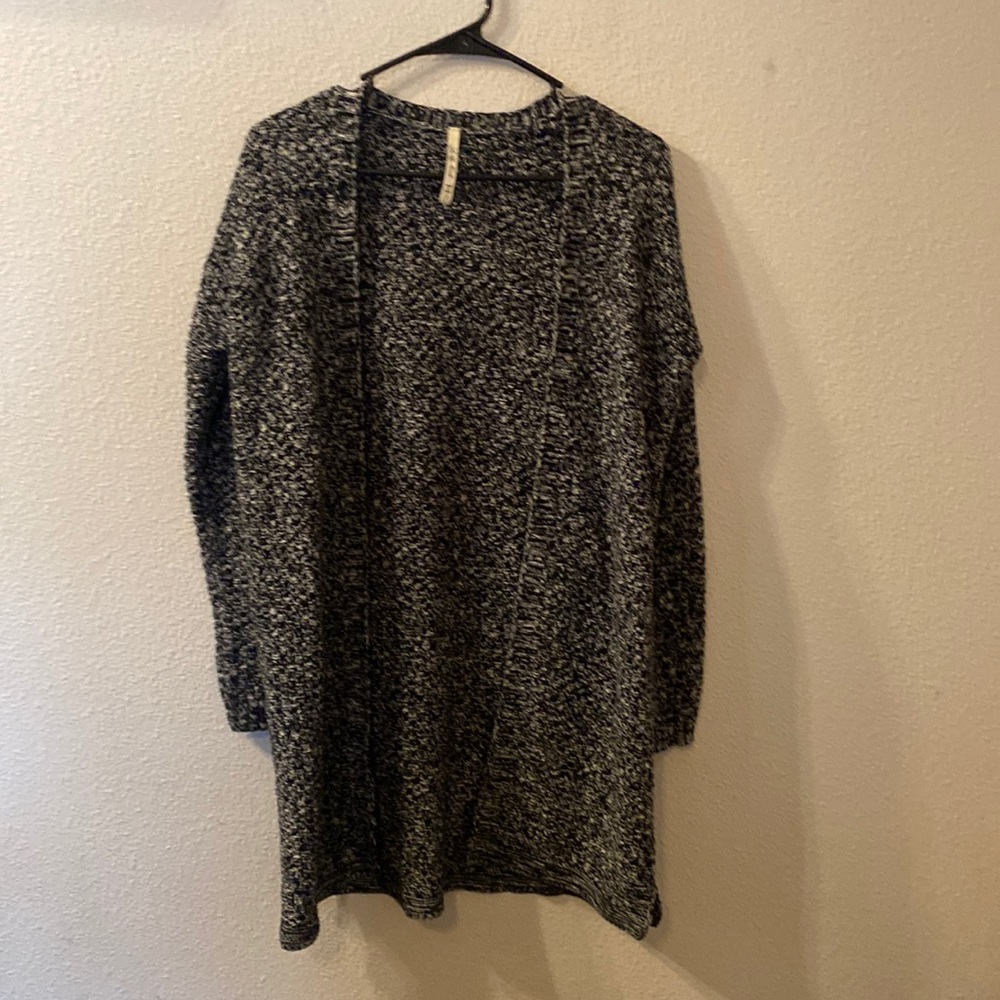 Leo & Nicole cardigan size small